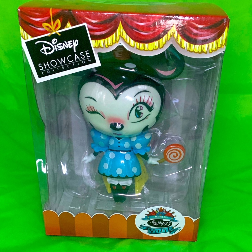Disney showcase Minnie Mouse